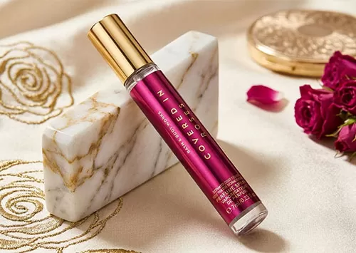 Nước hoa dạng xịt mini Bath & Body Works Covered In Roses gi&uacute;p bạn tự tin với hương thơm quyến rũ suốt cả ng&agrave;y d&agrave;i.