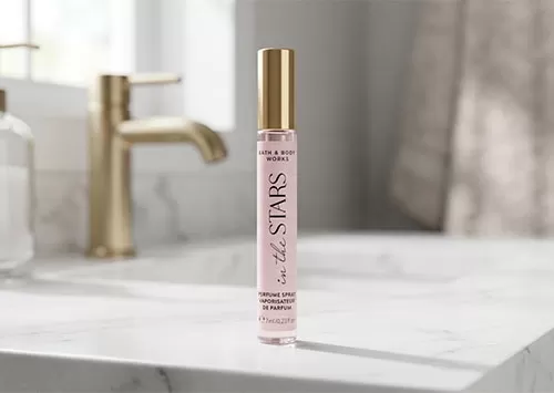 Sử dụng nước hoa dạng xịt mini Bath & Body Works In the Stars để tạo n&ecirc;n dấu ấn ri&ecirc;ng với hương thơm tươi mới.