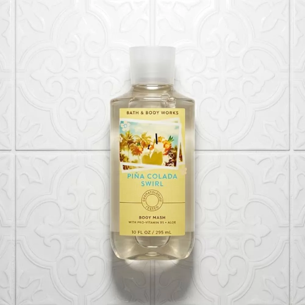 Sữa tắm unisex Body Wash | Bath & Body Works Piña Colada Swirl - chai sữa tắm Bath & Body Works Piña Colada Swirl trên nền gạch hoa văn trắng, ánh sáng từ.