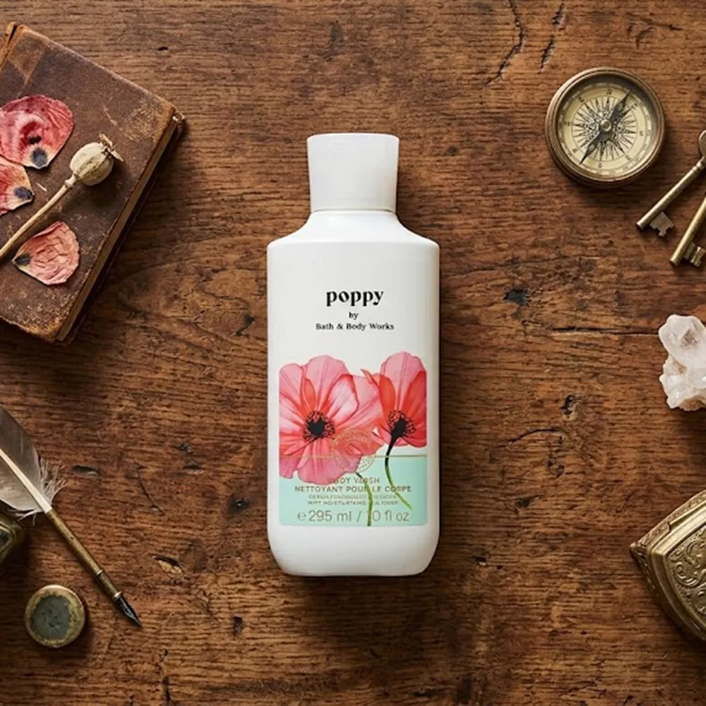 Sữa tắm unisex Body Wash | Bath & Body Works Poppy rực rỡ dưới ánh nắng tự nhiên ngoài trời.