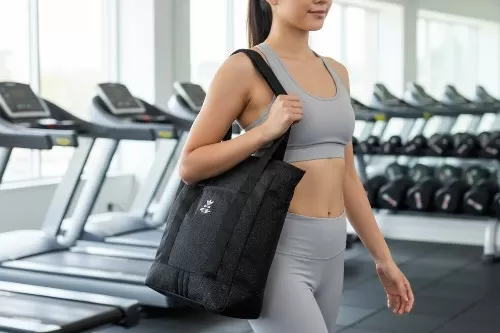 Mang theo chiếc túi Tote Adidas màu đen phong cách Originals, lý tưởng cho hoạt động thể thao hàng ngày, bền đẹp và tiện lợi.