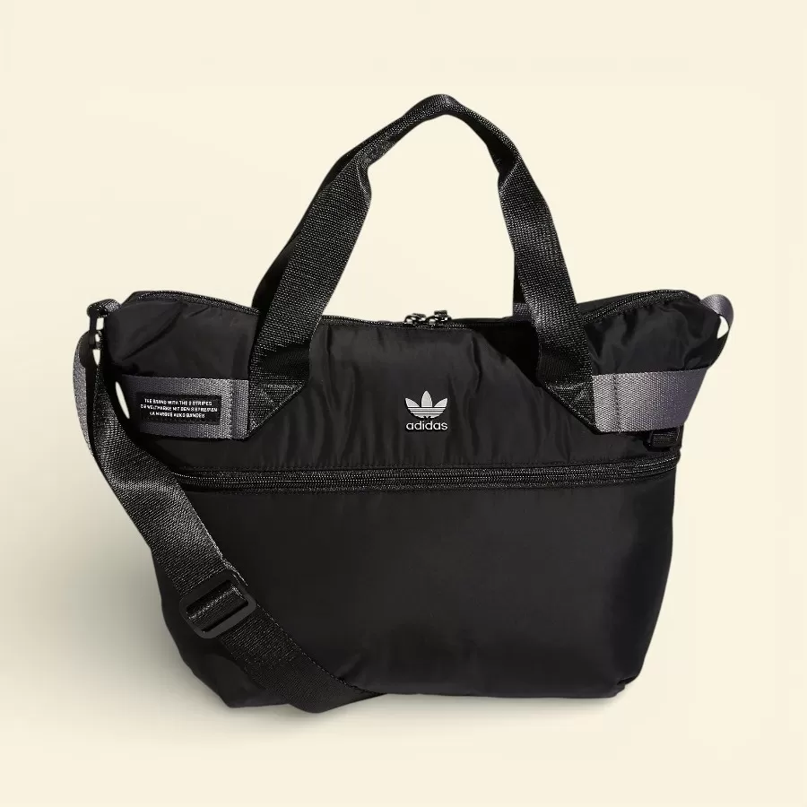 Đẳng cấp và tiện dụng, túi tote Adidas Originals Puffer Shopper màu đen phồng, lý tưởng để mang theo đồ dùng hàng ngày.