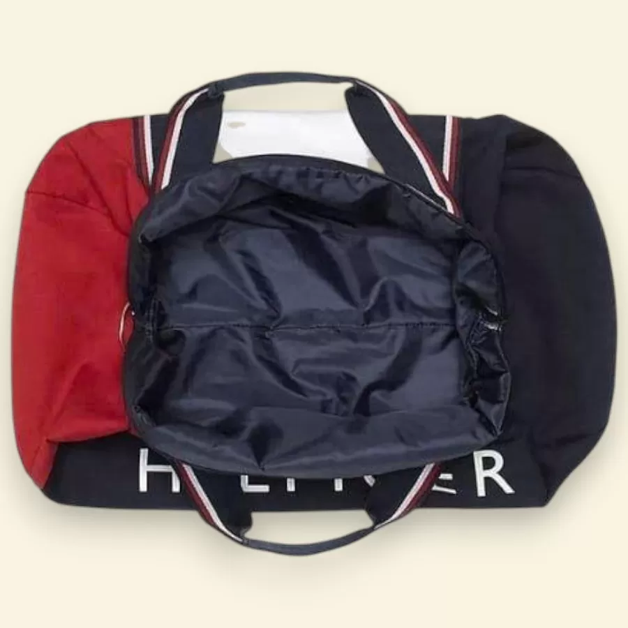 Túi Duffle Tommy Hilfiger Patriot Colorblock thể hiện phong cách sống năng động, với thiết kế màu sắc khối đặc trưng Mỹ, là phụ kiện không thể thiếu cho người yêu thể thao.