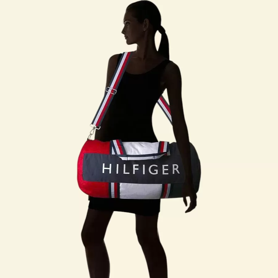 Túi thể thao Tommy Hilfiger Patriot Colorblock được đặt ngay ngắn, chiếc túi Duffle Tommy mang đậm dấu ấn thương hiệu, không gian lưu trữ lớn, tiện dụng cho mọi hoạt động.