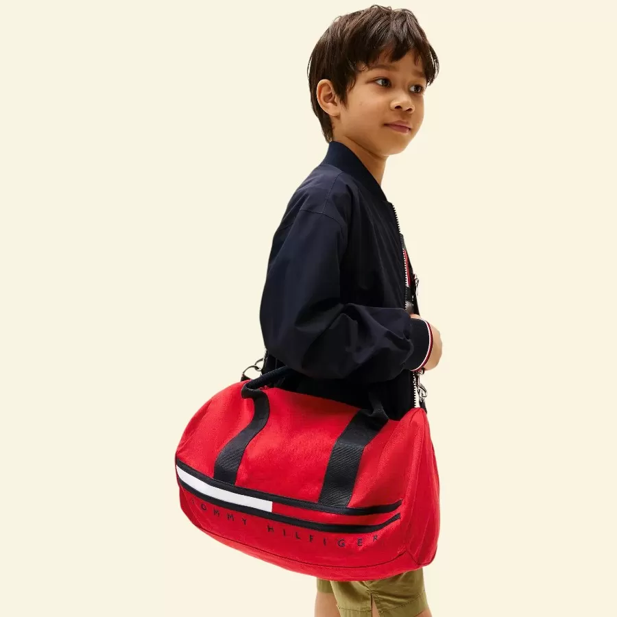 Món quà ý nghĩa, túi duffle Tommy Hilfiger Kids' Flag Stripe với phong cách trẻ trung, bền bỉ, phù hợp cho mọi bé năng động.