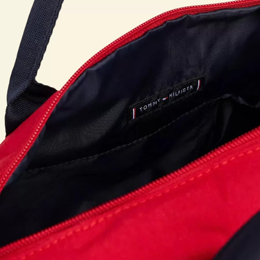 Trẻ em tự tin mang túi duffle Tommy Hilfiger bền bỉ, an toàn, hoàn hảo cho mọi hoạt động hàng ngày và các chuyến đi ngắn.