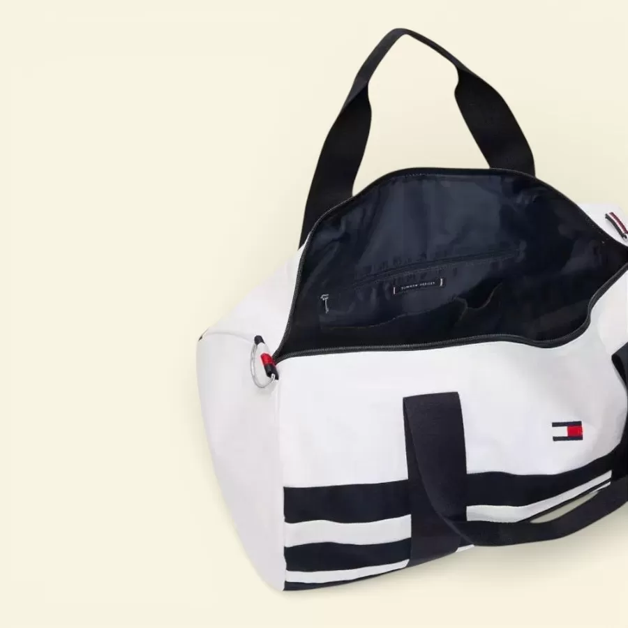 Sẵn sàng đồng hành, túi duffle sọc hải lý Tommy Hilfiger rộng rãi, bền bỉ, mang phong cách thanh lịch cho mọi hành trình khám phá.
