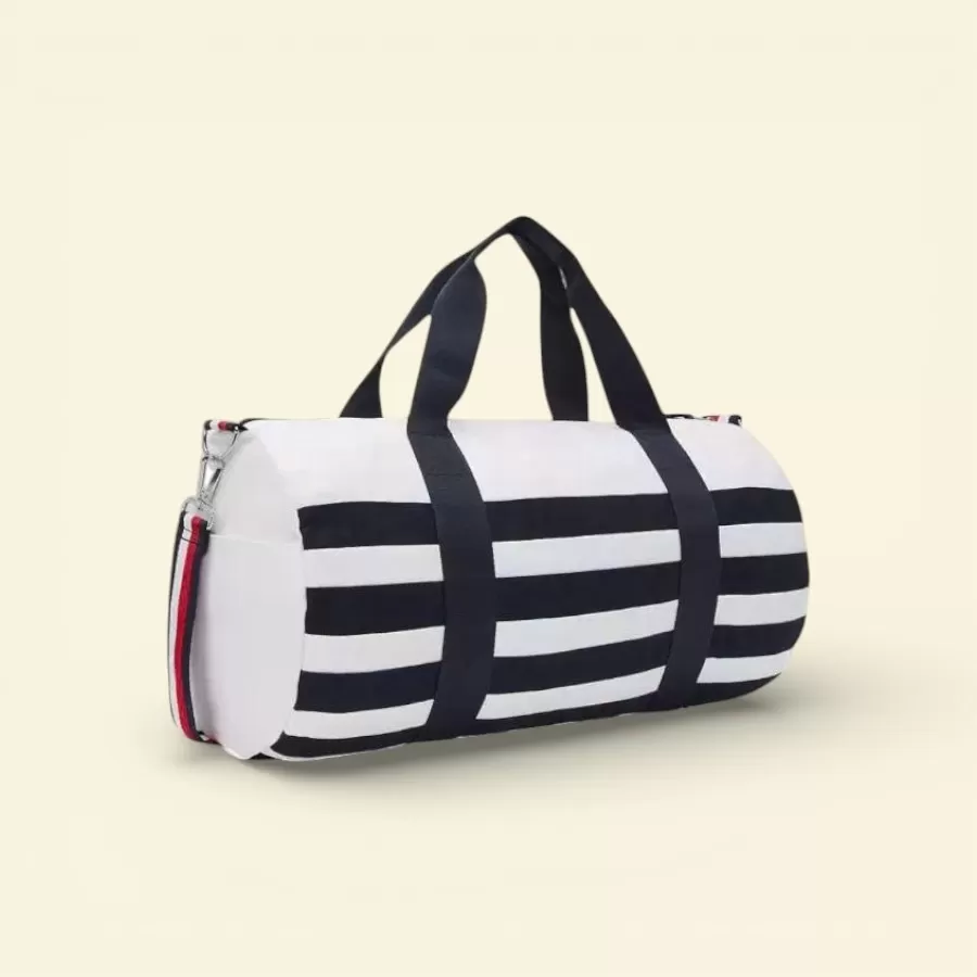 Thể hiện đẳng cấp với túi duffle Tommy Hilfiger cao cấp, bền chắc, hoàn hảo cho du lịch hoặc đựng đồ tập gym hàng ngày.