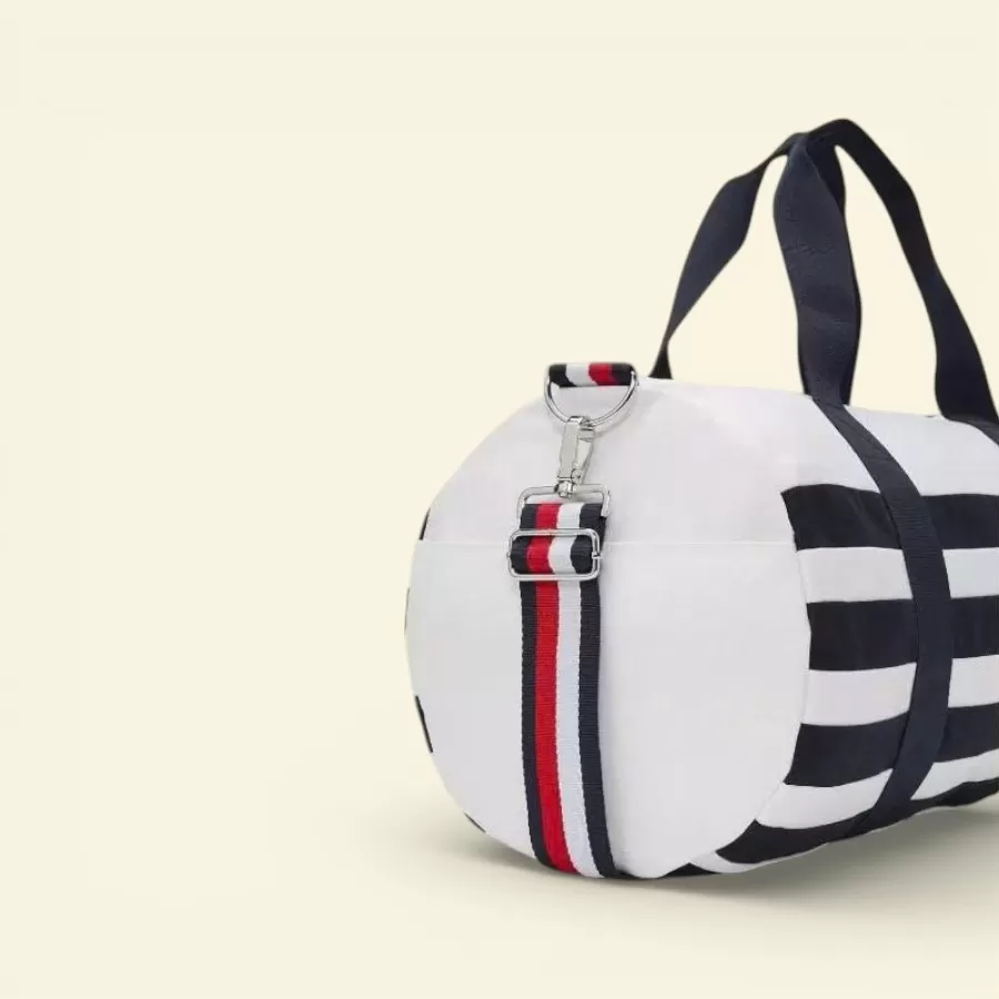 Mang phong cách biển cả, túi duffle sọc Tommy Hilfiger lấy cảm hứng hàng hải, lý tưởng cho kỳ nghỉ hè hoặc dã ngoại.
