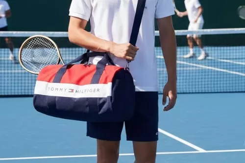 Nổi bật với túi du lịch Tommy Hilfiger Logo Colorblock Canvas phối màu cá tính, mang đến phong cách năng động cho mọi chuyến đi.