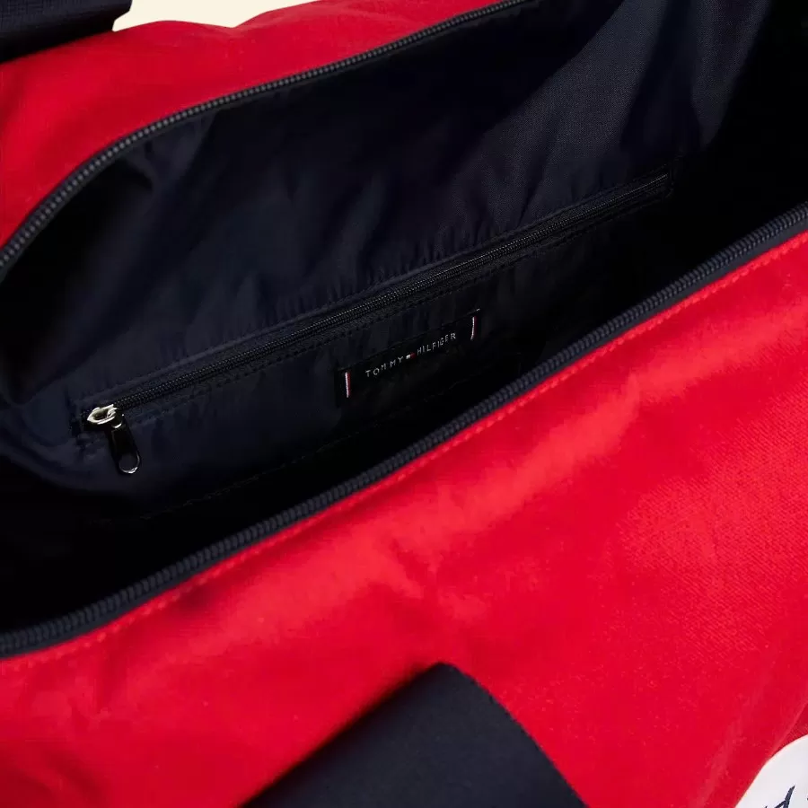 Lựa chọn túi du lịch Tommy Hilfiger Canvas duffel với logo colorblock nổi bật, bền chắc từ thương hiệu Mỹ cho mọi hành trình khám phá.