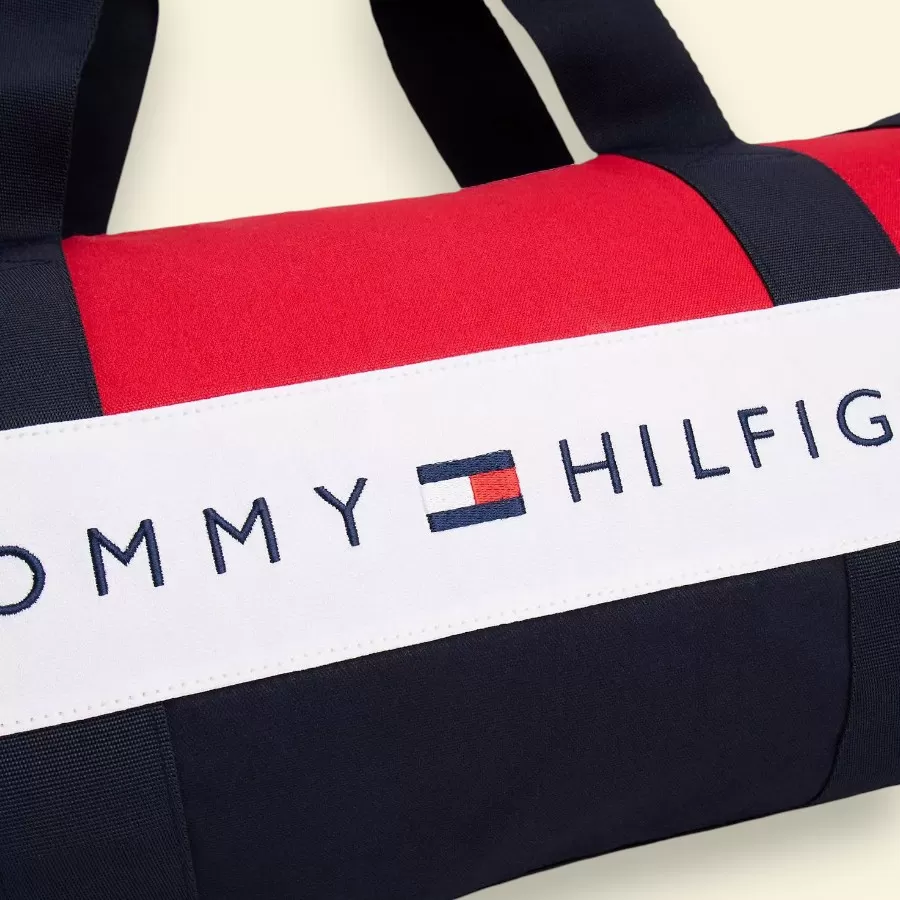 Thiết kế năng động của túi duffel Tommy Hilfiger Logo Colorblock Canvas mang lại vẻ ngoài trẻ trung và tiện dụng cho chuyến đi.