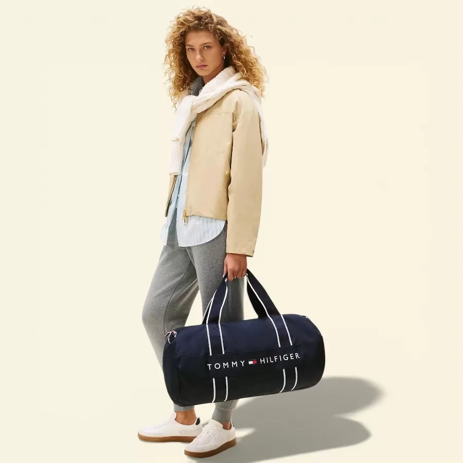 Sẵn sàng cho chuyến đi với túi duffel Tommy Hilfiger bền bỉ, thiết kế rộng rãi tiện lợi, lý tưởng cho cả tập gym và du lịch.