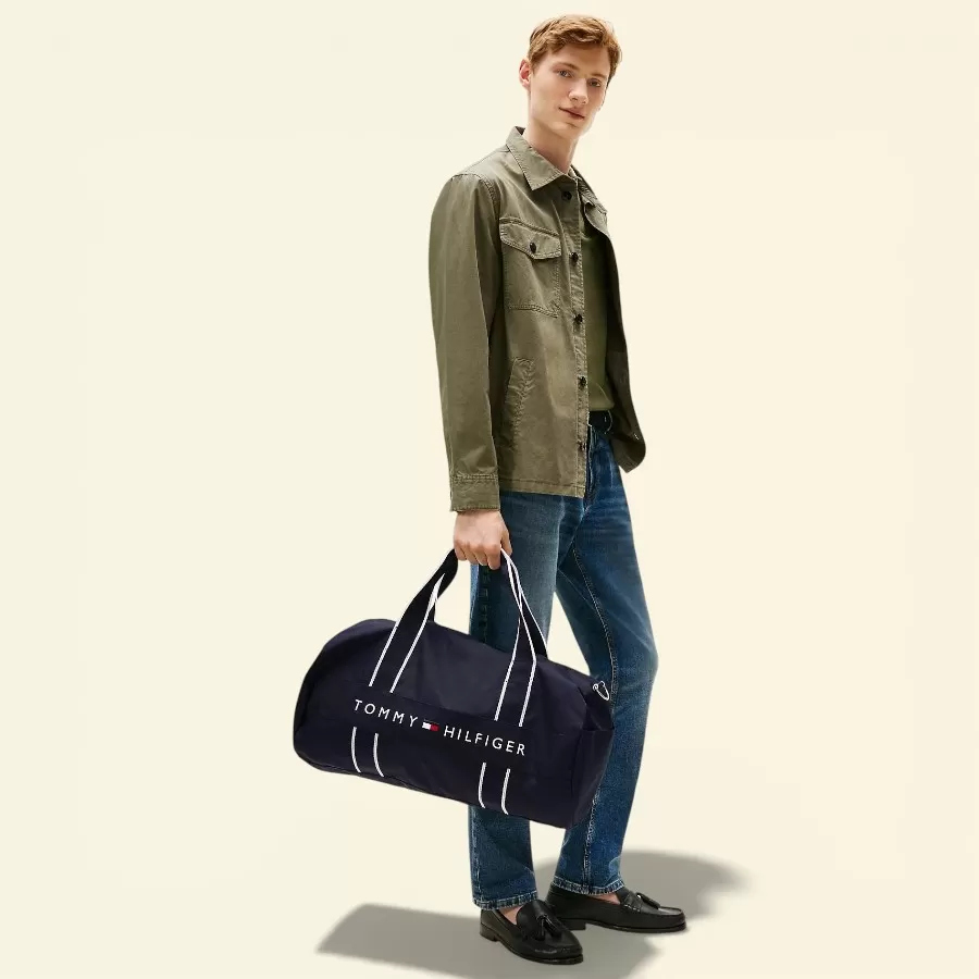 Hoàn hảo cho mọi hành trình, túi duffel Tommy Hilfiger chính hãng từ Mỹ, chất liệu bền bỉ, mang đến sự tiện lợi và phong cách.
