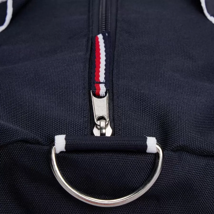 Nổi bật phong cách cá nhân với túi duffel Tommy Hilfiger Logo Duffle Bag, lý tưởng cho phòng gym và chuyến đi ngắn.