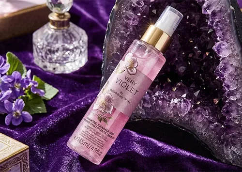 [xịt thơm to&agrave;n th&acirc;n hạt nhũ] Xịt thơm to&agrave;n th&acirc;n hạt nhũ Bath & Body Works Very Violet mang đến cảm gi&aacute;c sảng kho&aacute;i v&agrave; nhẹ nh&agrave;ng cho l&agrave;n da.