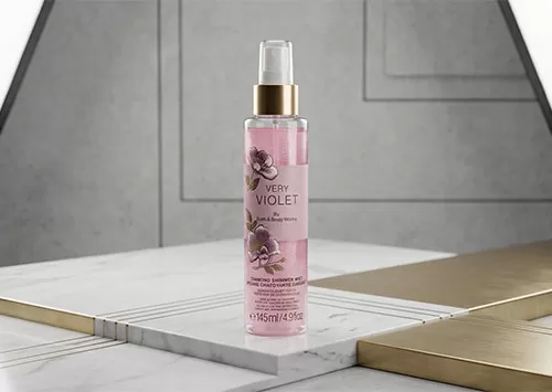 [xịt thơm to&agrave;n th&acirc;n] Hạt nhũ trong xịt thơm to&agrave;n th&acirc;n Bath & Body Works Very Violet tạo n&ecirc;n trải nghiệm chăm s&oacute;c c&aacute; nh&acirc;n tuyệt vời.
